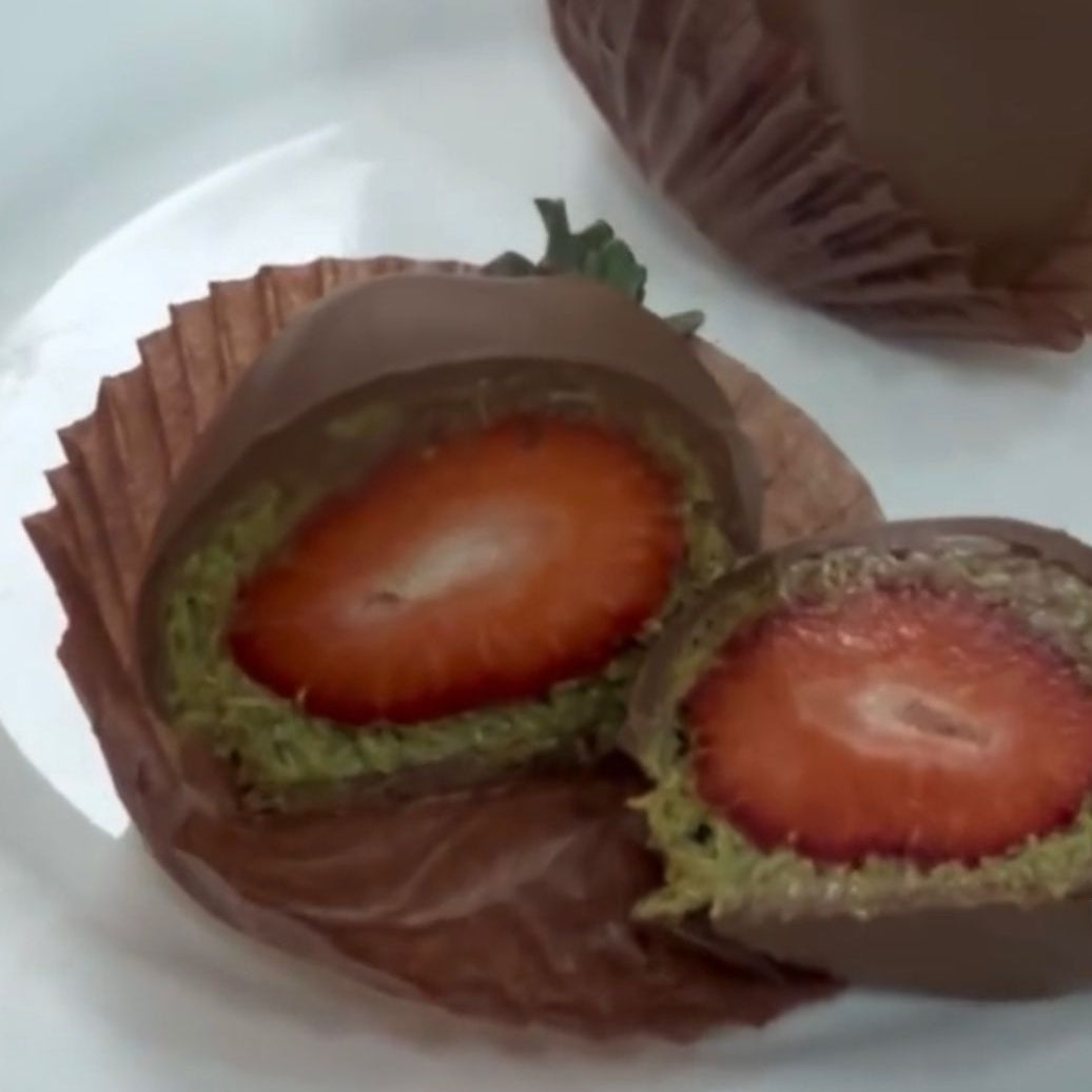Chocolate-Coated Strawberries Box